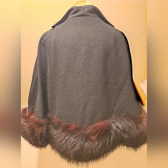 Vintage cashmere cape with fow fur trim✨️🫢🫨 - Picture 7 of 10